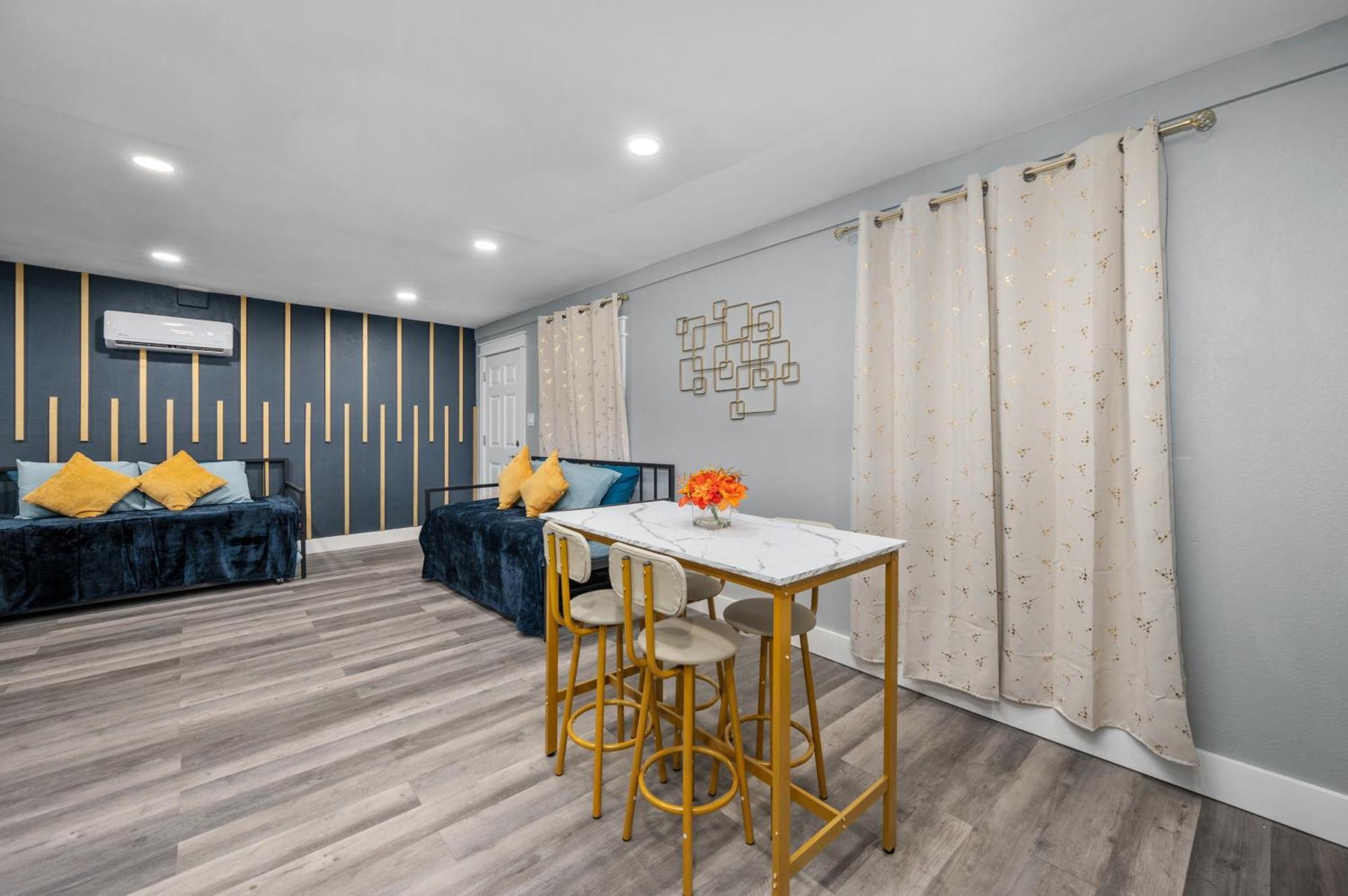 Modern 2Br City Center Getaway With Free Park Houston Exterior photo